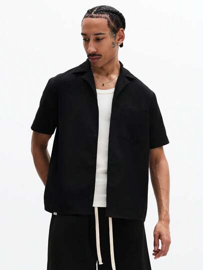 SUMWON Camisa masculina slim fit de manga curta com gola clássica e botões, estilo contemporâneo, ideal para o dia a dia. A peça tem um design clássico e moderno, perfeita para o verão. Ideal para uso diário.