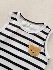 SHEIN Bộ đồ hai mảnh cho bé trai mùa hè, gồm áo tank top cổ tròn in sọc và quần short đen, họa tiết gấu 3D. Thích hợp cho đi học hàng ngày, tham gia các hoạt động bố mẹ - con cái, dã ngoại và mặc ở nhà. Chúc bé có những giờ phút vui vẻ! - Đen và trắng - Xem 4