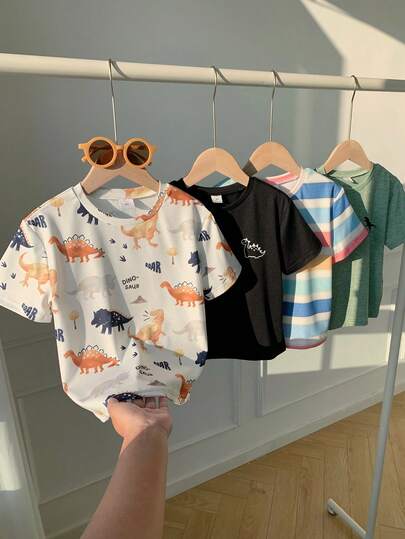SHEIN Compra 3 y llévate 1 gratis, Set de 4 camisetas de cuello redondo de manga corta cómodas, asequibles y versátiles con diseños de dinosaurios y rayas coloridas, adecuadas para niños y niñas, para primavera/verano, uso diario, deportes, salidas, escuela, reuniones, vacaciones, sesiones de fotos, vuelta al cole
