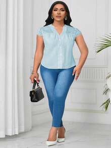 SHEIN Clasi Blusa de tela texturizada con cuello en V y encaje de contraste en talla grande - Celeste - Ver 6