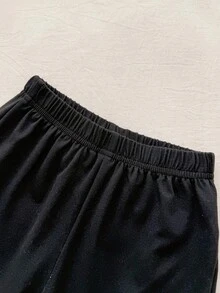 SHEIN Bộ đồ hai mảnh cho bé trai mùa hè, gồm áo tank top cổ tròn in sọc và quần short đen, họa tiết gấu 3D. Thích hợp cho đi học hàng ngày, tham gia các hoạt động bố mẹ - con cái, dã ngoại và mặc ở nhà. Chúc bé có những giờ phút vui vẻ! - Đen và trắng - Xem 8