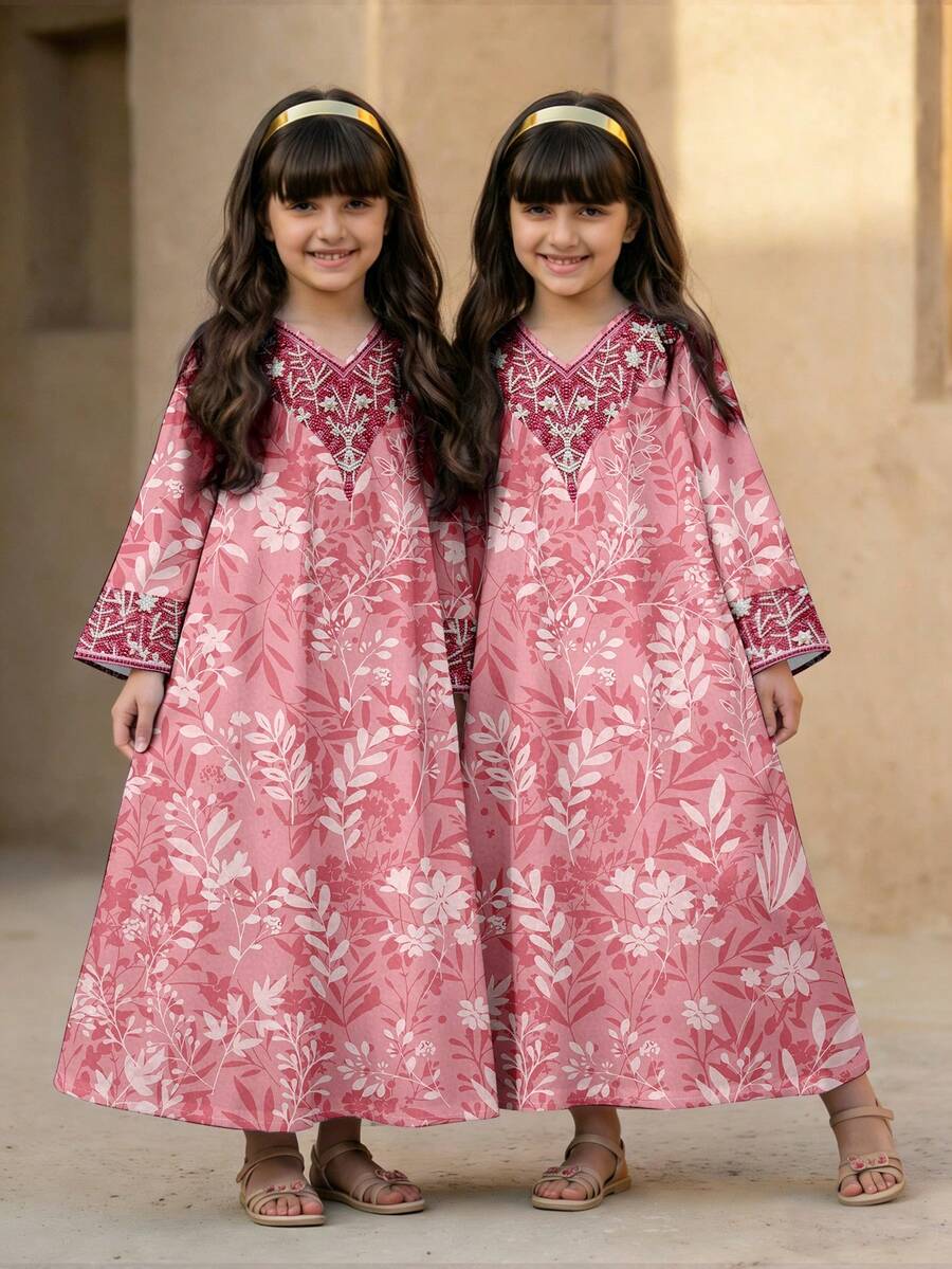 فستان وردي للفتيات المراهقات، مصنوع من قماش ناعم للارتداء المريح. جسم الفستان بلون وردي فاتح، مع تشطيب كشكش أبيض على الكتفين مزين بزهور وردية، مما يضيف لمسة. يتميز الفستان أيضًا بنمط طباعة دمية جميلة، مما يعطي إحساسًا بالمرح. هذا الفستان الخفيف مثالي لمناسبات الربيع/الصيف مثل الحفلات والخروجات - متعدد الألوان - مشاهدة 1