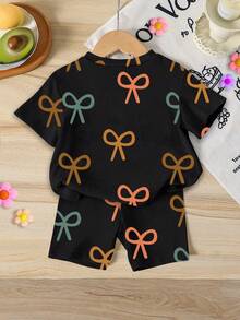 一套女童可爱彩色蝴蝶结印花圆领短袖T恤和针织紧身短裤套装，女童休闲短袖套装，带蝴蝶结短裤，日常穿着