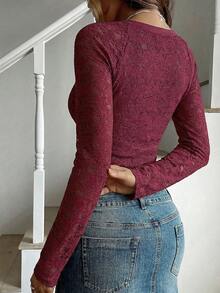 Zavorell 这款优雅休闲的酒红色蕾丝修身亨利领长袖女式衬衫，饰有搭扣细节，时尚性感，适合圣诞节/新年/情人节约会和派对穿着。它也适合日常穿着和通勤。春夏款，是情人节的完美之选，也是一款优雅的红色上衣。 - 酒紅色 - 查看 2