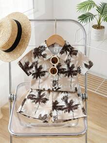 SHEIN Playful Pals 2件組男嬰熱帶植物與椰子樹印花短袖按扣襯衫與短褲套裝 米色夏季波西米亞風度假節日海灘嬰兒套裝 - 杏色 - 查看 2
