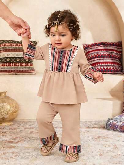 SHEIN 两件套复古印花拼接荷叶边圆领长袖上衣和休闲裤，姐妹装，适合女宝宝日常穿着、节日、家庭聚会和特殊场合，春夏皆宜，度假必备