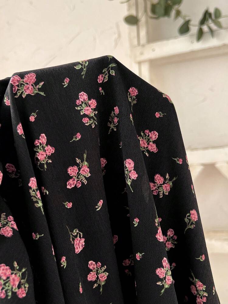 EMERY ROSE فستان كاجوال قصير الأكمام مزخرف بزهور صغيرة للمرأة البدينة، ربيع/صيف - الأسود - مشاهدة 10