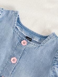 SHEIN Vintaside Kids 女嬰牛仔套裝 - 寬鬆版型荷葉袖牛仔上衣搭配粉色鈕扣裝飾，搭配寬鬆版型彈性腰牛仔短褲。採用輕盈柔軟的棉質牛仔效果面料，時尚女孩必備。適合春夏季穿著、休閒出遊、拍照、派對。秋季新品。 - 淺色水洗藍 - 查看 7