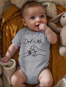 男婴休闲简约卡通父女击拳印花短袖连体衣，适合春夏穿着