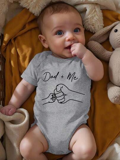 男婴休闲简约卡通父女击拳印花短袖连体衣，适合春夏穿着