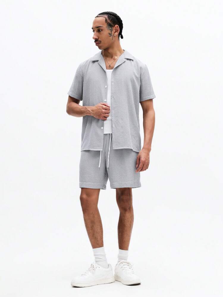 Conjunto de camisa listrada com botões e shorts