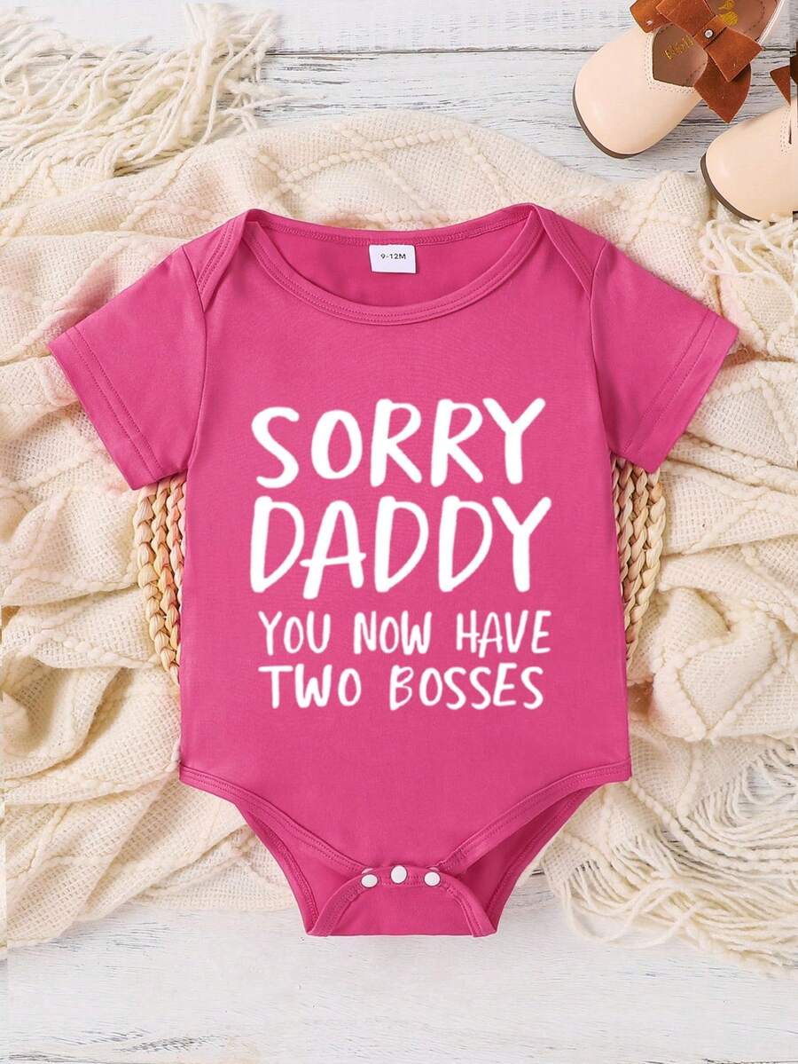 SHEIN Playful Pals 女婴极简字母印花连体衣，洋红色，适合春夏穿着