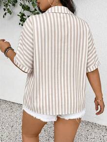 SHEIN Frenchy Áo kiểu nữ cỡ lớn, thiết kế mở phía trước, chất liệu vải có họa tiết, thoải mái, tay ngắn, phù hợp cho mùa xuân/hè, áo nữ mùa xuân, áo nữ mùa hè, váy nữ thanh lịch. - Nhiều màu - Xem 2