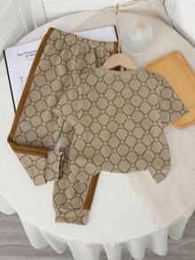 SHEIN Bộ đồ thể thao phong cách retro Mỹ, thường ngày, cổ điển, in chữ "King" hoa văn kiểu Anh, phối màu hài hòa, thoải mái và thời trang gồm áo thun cổ tròn tay ngắn và quần dài cho bé trai. - Nhiều màu - Xem 3