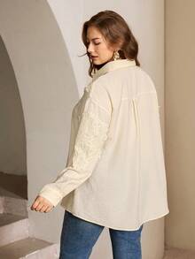 Roveilla 女士优雅法式休闲/通勤/度假浪漫高端下午茶衬衫，蕾丝领，胸前镂空，刺绣袖子，亚麻质感面料，长袖 - 杏色 - 查看 2