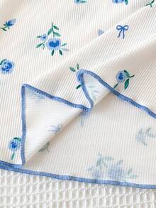 طقم ملابس منزلية صيفي مكون من ملابس علوية قصيرة الأكمام بطبعة زهور صغيرة وبنطلون فضفاض مخطط - الأزرق - مشاهدة 6