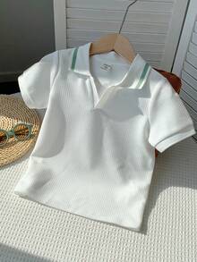 SHEIN 男童白色纹理面料Polo衫，休闲舒适，时尚百搭，面料柔软，适合日常穿着、旅行、户外活动、度假、派对、夏季海滩度假、春夏穿着。