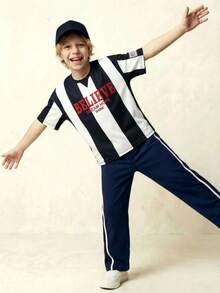 Casuvi Kids Retro amerikanisch urbaner lässiger Sport gestreiftes Kurzarm T-Shirt für Teenager Jungen, rotes "BLIIEVE" Englisch Text vorne, quadratisches Englisch Grafik auf linkem Ärmel, geeignet für urban, Campus, Wochenendtreffen, leichte Sportarten - Schwarz und Weiss - Übersicht 10