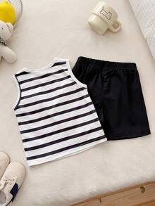 SHEIN Bộ đồ hai mảnh cho bé trai mùa hè, gồm áo tank top cổ tròn in sọc và quần short đen, họa tiết gấu 3D. Thích hợp cho đi học hàng ngày, tham gia các hoạt động bố mẹ - con cái, dã ngoại và mặc ở nhà. Chúc bé có những giờ phút vui vẻ! - Đen và trắng - Xem 2