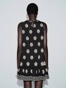 Lumivelle 佩斯利花纹下摆黑色底白色花朵娃娃迷你连衣裙 - 黑與白 - 查看 2