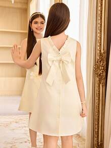 SHEIN 少女休闲优雅荷叶边领3D立体花朵装饰蝴蝶结后背纽扣无袖纯色连衣裙，法式连衣裙，香槟色连衣裙，适合婚礼、派对等场合