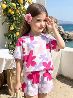 SHEIN Set de 2 piezas: Blusa de manga corta con cuello redondo y estampado de elementos frescos y dulces + Pantalones cortos para niñas pequeñas, ligero y refrescante conjunto de verano, 4-7 años