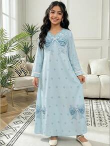 SHEIN 柔雾冰蓝色，甜美优雅的公主风蝴蝶结珍珠图案，适合年轻女孩的休闲优雅传统阿拉伯连衣裙，适合春夏日常穿着、节日庆典、外出游玩。优雅时尚的长袖阿拉伯长裙，可作祈祷服，穿着舒适，休闲百搭，尽显度假风情。端庄的卡夫坦长袍，儿童长袍，新款 - 彩色 - 查看 3