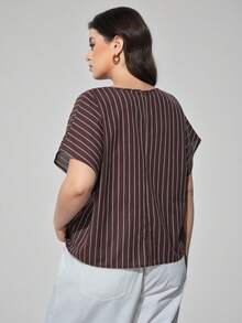 Maija 大码女式棕色底白色条纹梭织舒适衬衫，圆领落肩短袖前褶装饰衬衫，现代都市休闲商务通勤款 - 棕色 - 查看 6