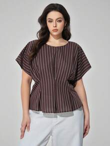 Maija 大码女式棕色底白色条纹梭织舒适衬衫，圆领落肩短袖前褶装饰衬衫，现代都市休闲商务通勤款 - 棕色 - 查看 4