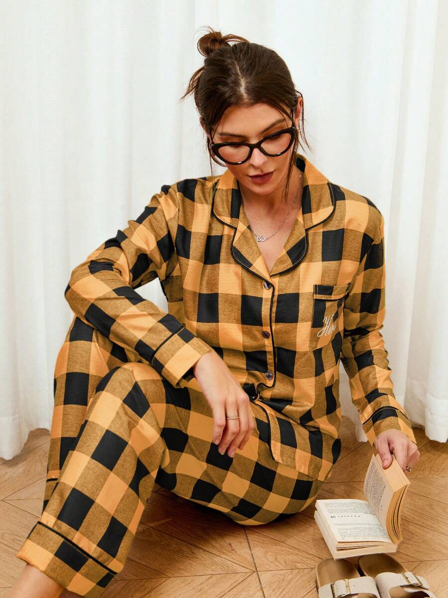 Doze Lane 女士复古休闲撞色格子“Hers”字母印花翻领长袖宽松睡衣套装 - 黃色 - 查看 1