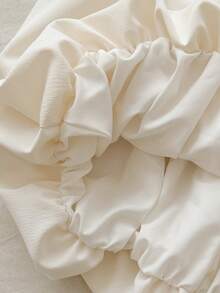 SHEIN Robe d'été beige à col rond sans manches pour jeune fille, avec une forme de bouton de fleur à bulles, dans un style doux et princesse avec un fort sens du design. Le tissu tressé est d'épaisseur modérée. Les badges de fraises décorés sur la robe sont mignons et adorables. La forme de bouton de fleur à bulles convient aux visites quotidiennes dans les champs de fraises, aux tenues de mariage, aux vêtements d'anniversaire, à la détente à la maison et à la lecture de livres d'images. Assister à une fête - Nude - Voir 10