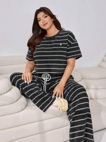 Solflare 春夏新款休闲套装，适合外出、聚会、约会、生日、节日、返校、度假等多种场合。短袖露脐T恤搭配宽松长裤，做旧条纹和斑点黑色，大码可选。 - 黑與白 - 查看 4