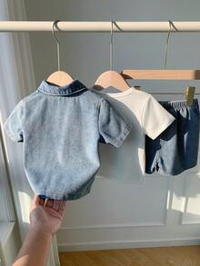 SHEIN 三件套包括：白色字母印花T恤、浅蓝色牛仔短袖开衫、松紧腰牛仔短裤、白色字母图案T恤，适合男宝宝的休闲春夏套装