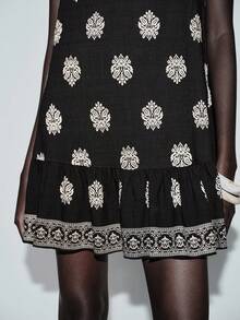 Lumivelle 佩斯利花纹下摆黑色底白色花朵娃娃迷你连衣裙 - 黑與白 - 查看 7