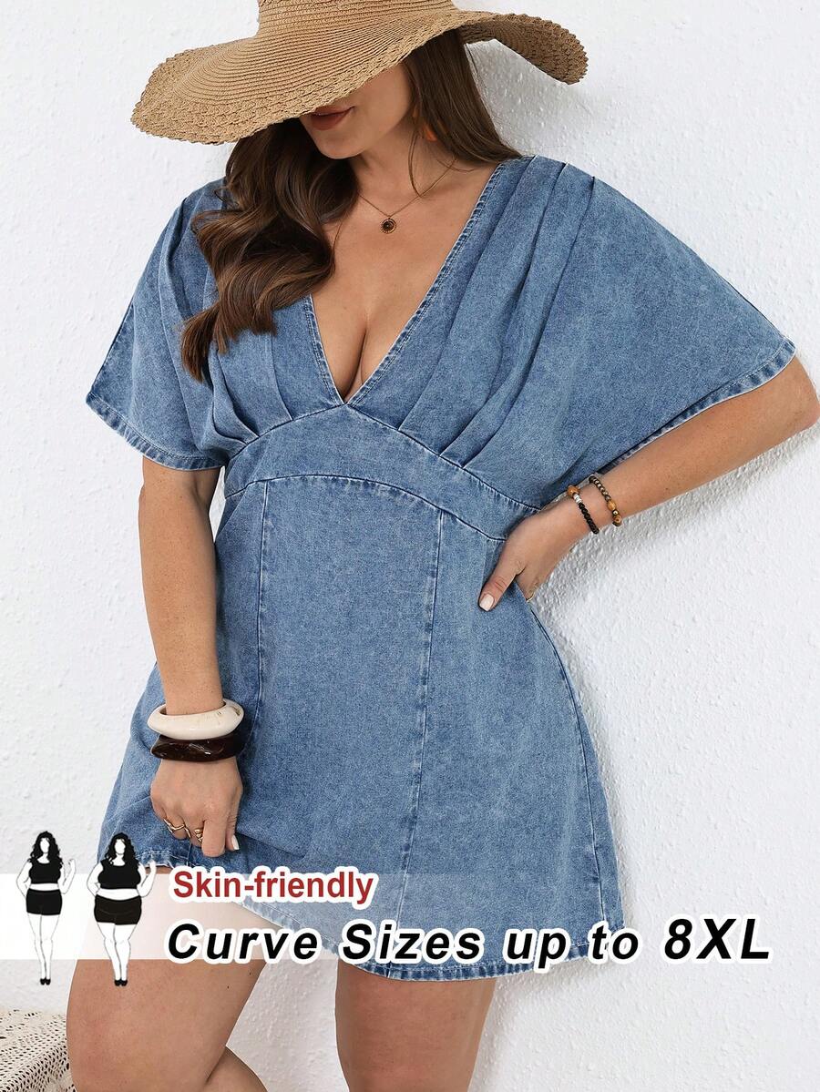 SHEIN CURVE+ Đầm denim xếp ly tay raglan cổ chữ V màu trơn cỡ lớn, thích hợp cho mùa xuân hè, ngày lễ tình nhân, lễ hội, đi làm, nghỉ mát, tốt nghiệp, phong cách Y2K, dễ thương, thời trang đường phố, dự tiệc, đám cưới, thanh lịch, công sở, thường ngày. Đầm denim mini cỡ lớn dành cho nữ, cổ chữ V, tay ngắn kiểu cánh dơi, màu denim bạc màu. - Màu xanh lam - Xem 1