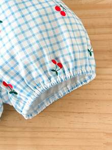 SHEIN Playful Pals 2件套新生女婴圆领荷叶袖露肩樱桃水果印花按扣裆部连体衣+松紧腰蓝色蝴蝶结格子印花灯笼裤短裤，配发带，休闲可爱乡村风套装，适合夏季郊游和度假。 - 淺藍色 - 查看 8