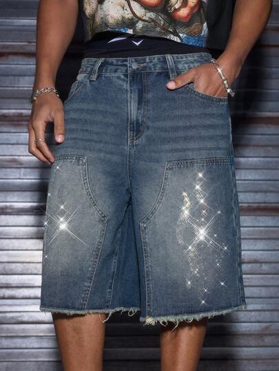 AXEPEAK Shorts jeans casuais masculinos com bolsos inclinados, detalhes em strass e barra desfiada.