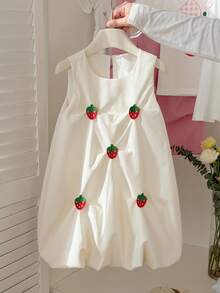SHEIN Robe d'été beige à col rond sans manches pour jeune fille, avec une forme de bouton de fleur à bulles, dans un style doux et princesse avec un fort sens du design. Le tissu tressé est d'épaisseur modérée. Les badges de fraises décorés sur la robe sont mignons et adorables. La forme de bouton de fleur à bulles convient aux visites quotidiennes dans les champs de fraises, aux tenues de mariage, aux vêtements d'anniversaire, à la détente à la maison et à la lecture de livres d'images. Assister à une fête - Nude - Voir 4