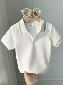 SHEIN 男童白色纹理面料Polo衫，休闲舒适，时尚百搭，面料柔软，适合日常穿着、旅行、户外活动、度假、派对、夏季海滩度假、春夏穿着。