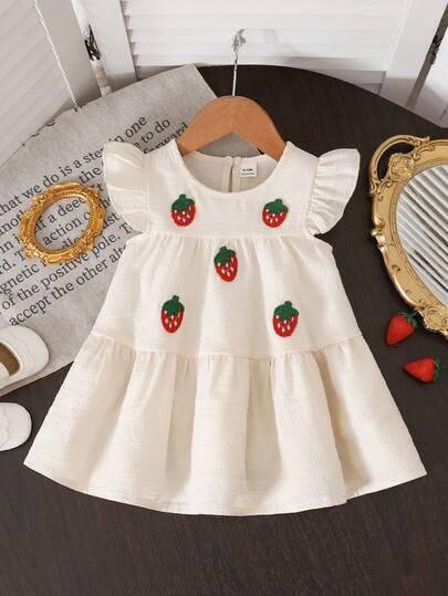 SHEIN Playful Pals 女婴牛仔连衣裙，饰有3D立体花朵图案，可爱时尚，适合春夏穿着。