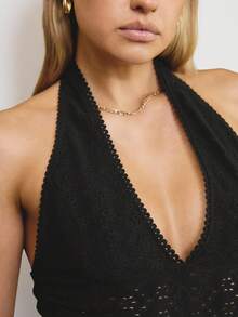 Aralina 露背深V针织上衣，弹力面料，搭配修身七分裤，两件套，适合女性休闲穿搭和个性造型。 - 黑色 - 查看 3