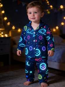 男婴睡衣 - 两件套睡衣，太空星球印花，长袖翻领睡衣上衣搭配同色长裤，海军蓝底色，四季皆宜，适合2026年假日穿着，舒适又充满节日气氛，趣味十足。本产品需要紫外线照射才能发光。 - 寶藍色 - 查看 3