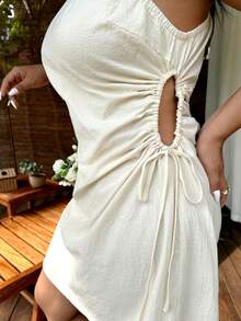 SHEIN EZwear 加大码不对称领口杏色迷你连衣裙，饰有打结细节，休闲夏季风格，单肩单袖设计，夏季连衣裙，米色连衣裙，度假连衣裙 - 杏色 - 查看 5