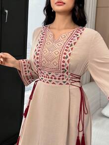 Al Najma 大码女式几何图案钥匙孔领口系带腰身休闲度假连衣裙，春秋季 - 酒紅色 - 查看 4
