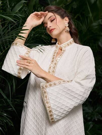 Al Najma 纹理面料，优雅缎带装饰，立领，开衩下摆，宽松版型，魅力派对礼服