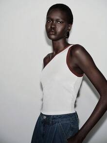 SHEIN Unity Top corto asimétrico de hombro con contraste de color, camiseta de punto ajustada y sexy que deja ver el abdomen, diseño único de top de tirantes para mujer en verano - Blanco - Ver 3