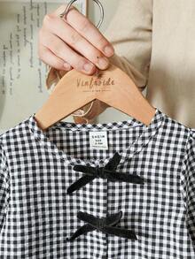 0-3岁男女宝宝经典黑白格子长袖开衫上衣搭配纯黑色长裤套装，时尚百搭，适合外出、休闲穿着和家庭聚会。