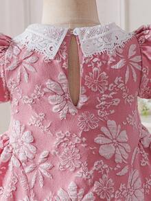 SHEIN 女婴可爱时尚粉色提花蕾丝荷叶边领泡泡袖连衣裙，适合派对和宴会 - 粉色 - 查看 9