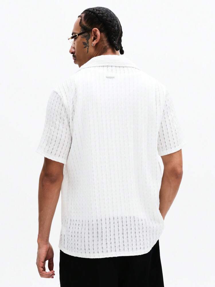 Camisa de manga curta em tecido aberto com gola clássica.