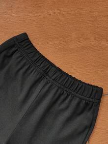 0-3岁男女宝宝经典黑白格子长袖开衫上衣搭配纯黑色长裤套装，时尚百搭，适合外出、休闲穿着和家庭聚会。